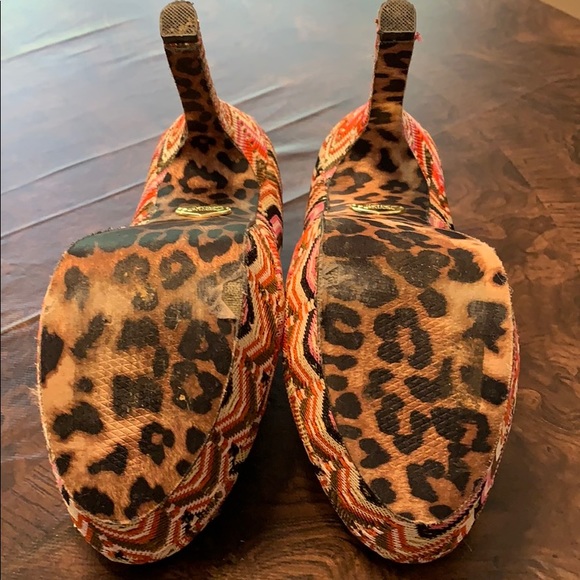 Get your glam on platform shoes by Betsy Johnson - Picture 4 of 6